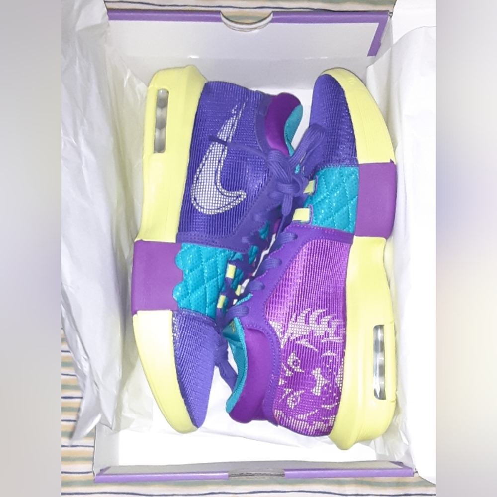 Nike LeBron Witness VIII Mens 11, Women 12.5 sneakers, new